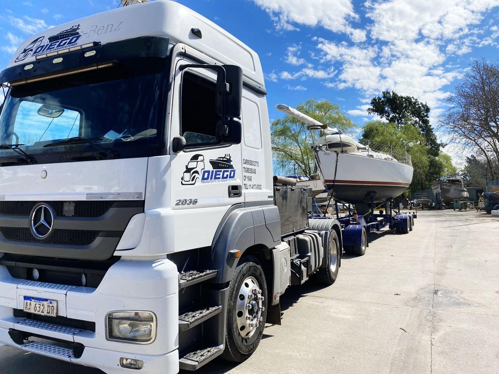 Mercedes-Benz Axor de Transporte Diego con un velero sobre el carretón, en una guardería