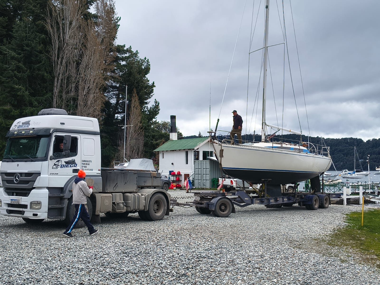 Velero en carretón junto a una guardería en Chubut