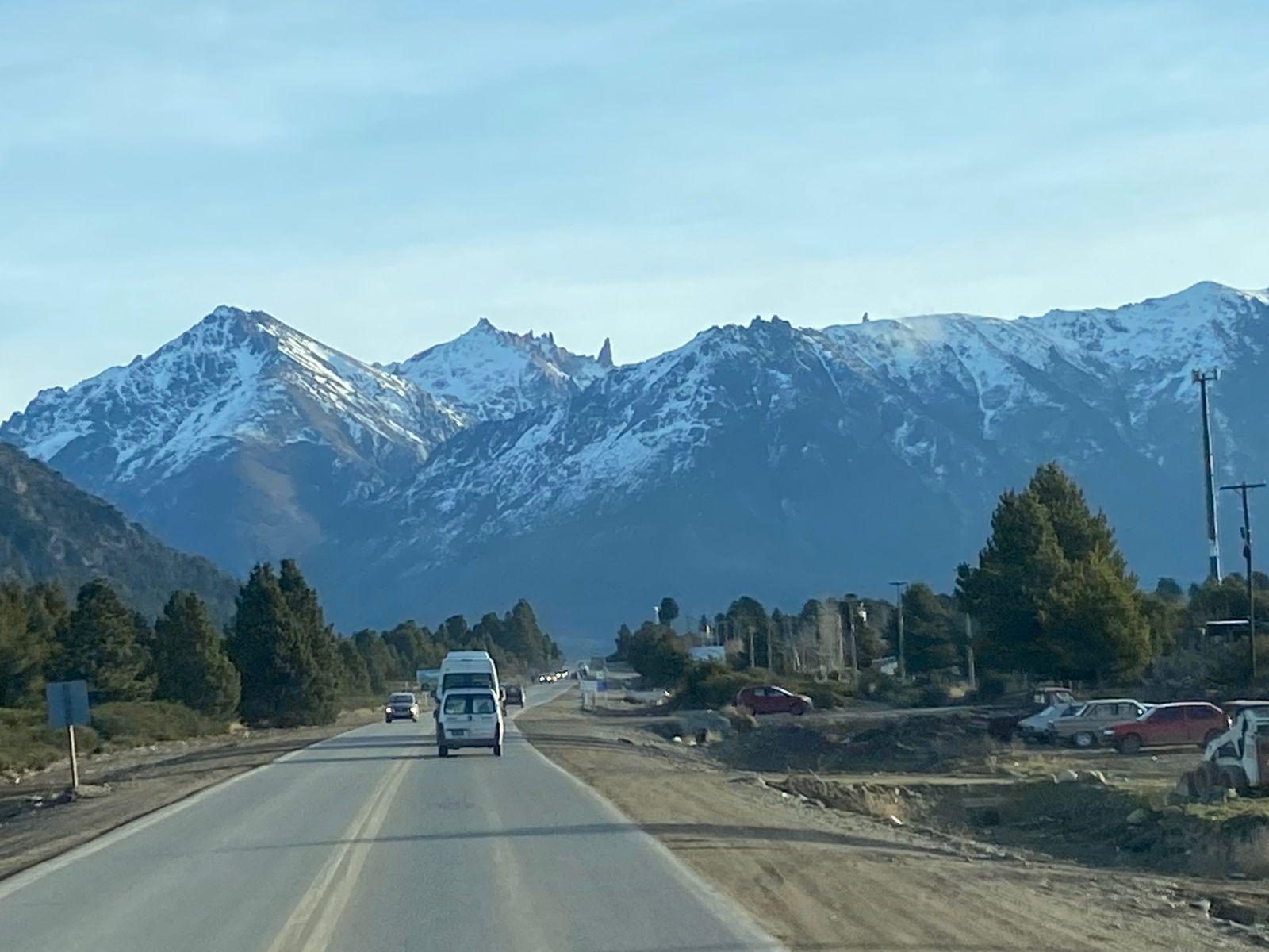 Camión rumbo a la cordillera nevada