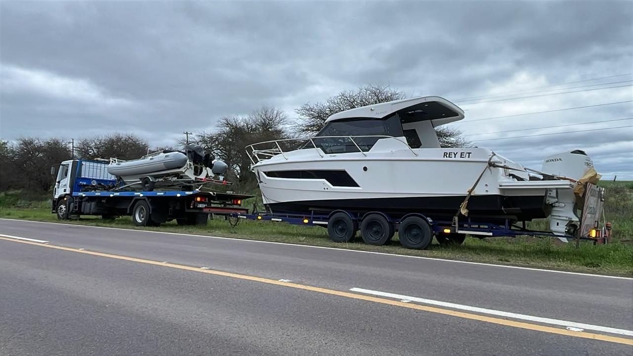 Crucero en carretón detrás de un Iveco de Transporte Diego, en la ruta