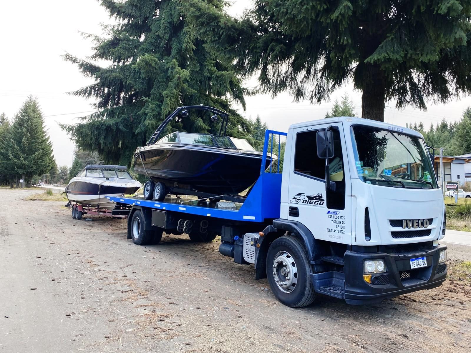 Iveco con dos lanchas en plancha y tráiler