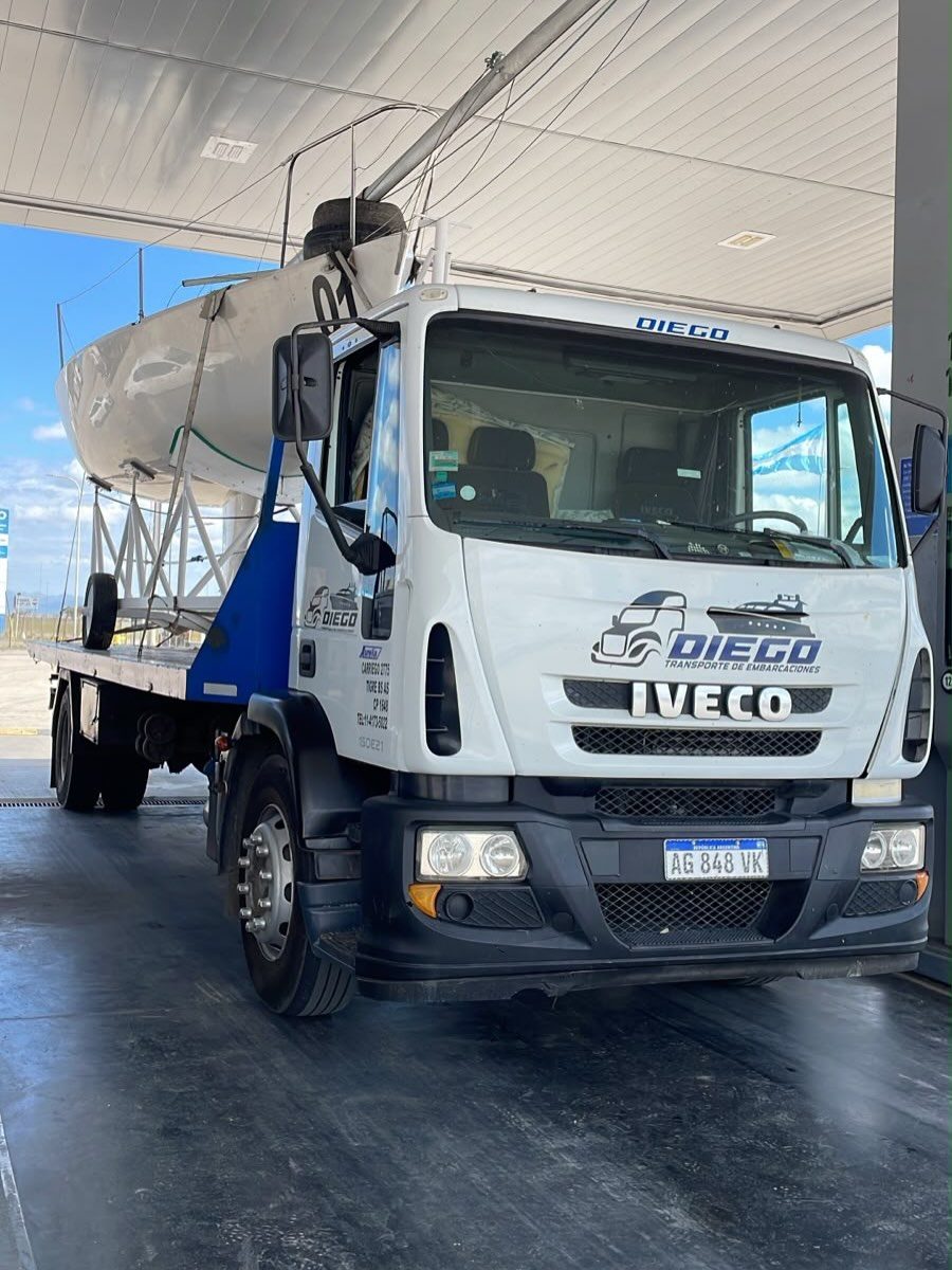 Frente de un Iveco de Transporte Diego con un velero sobre la plancha
