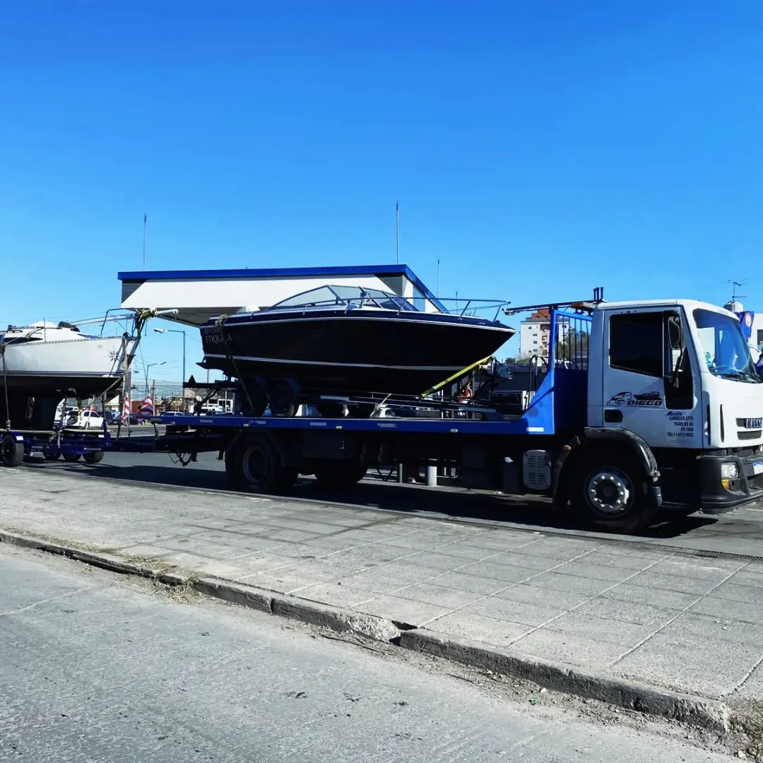 Lancha cargada sobre la plancha de un camión Iveco de Transporte Diego